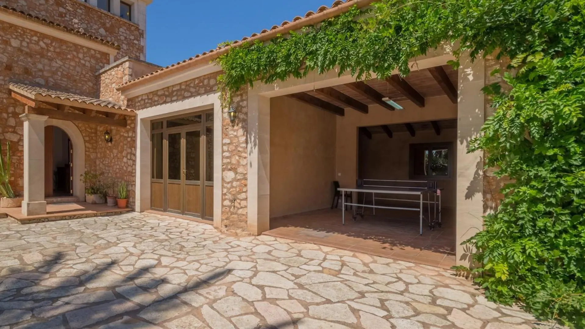 Spacious 5-Bedroom Villa In Mallorca Felanitx
